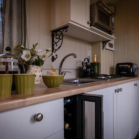 The Pleasant Hut At Mount Pleasant Farm *